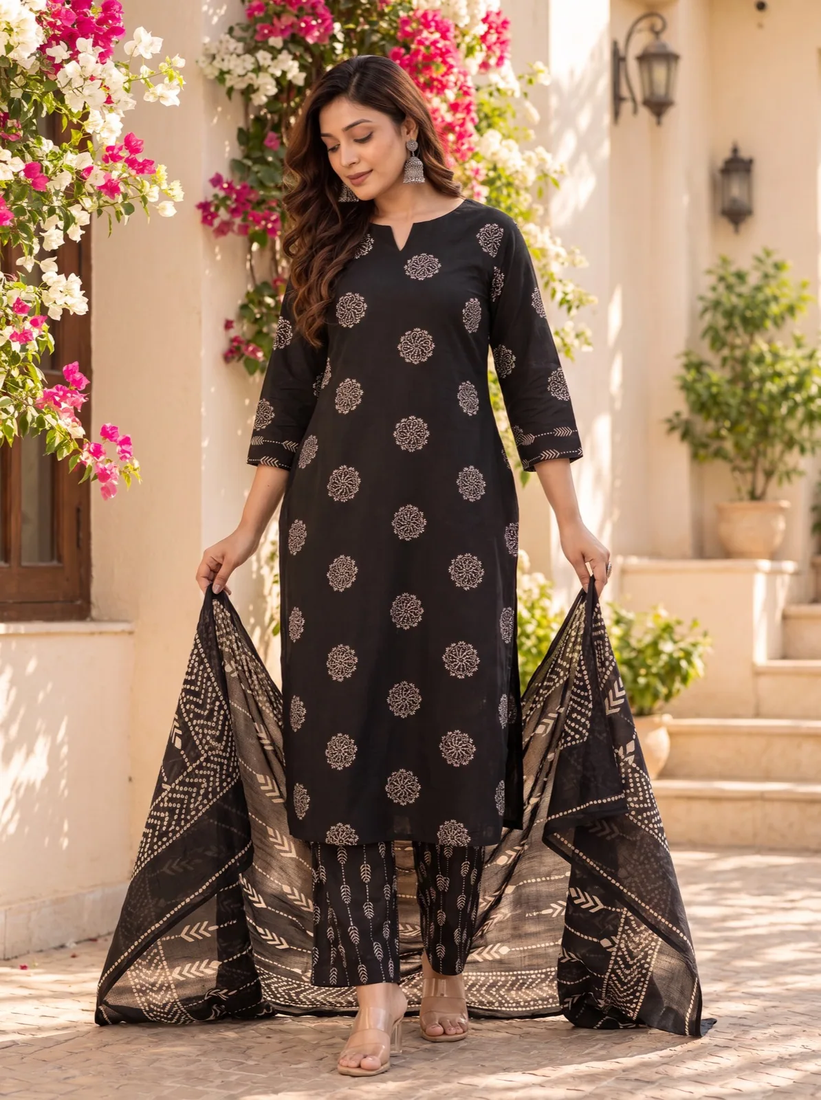 Dupatta, held open